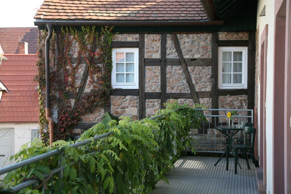 Alter Winzerhof Weisenheim Am Berg E.K. Hotel Exterior photo